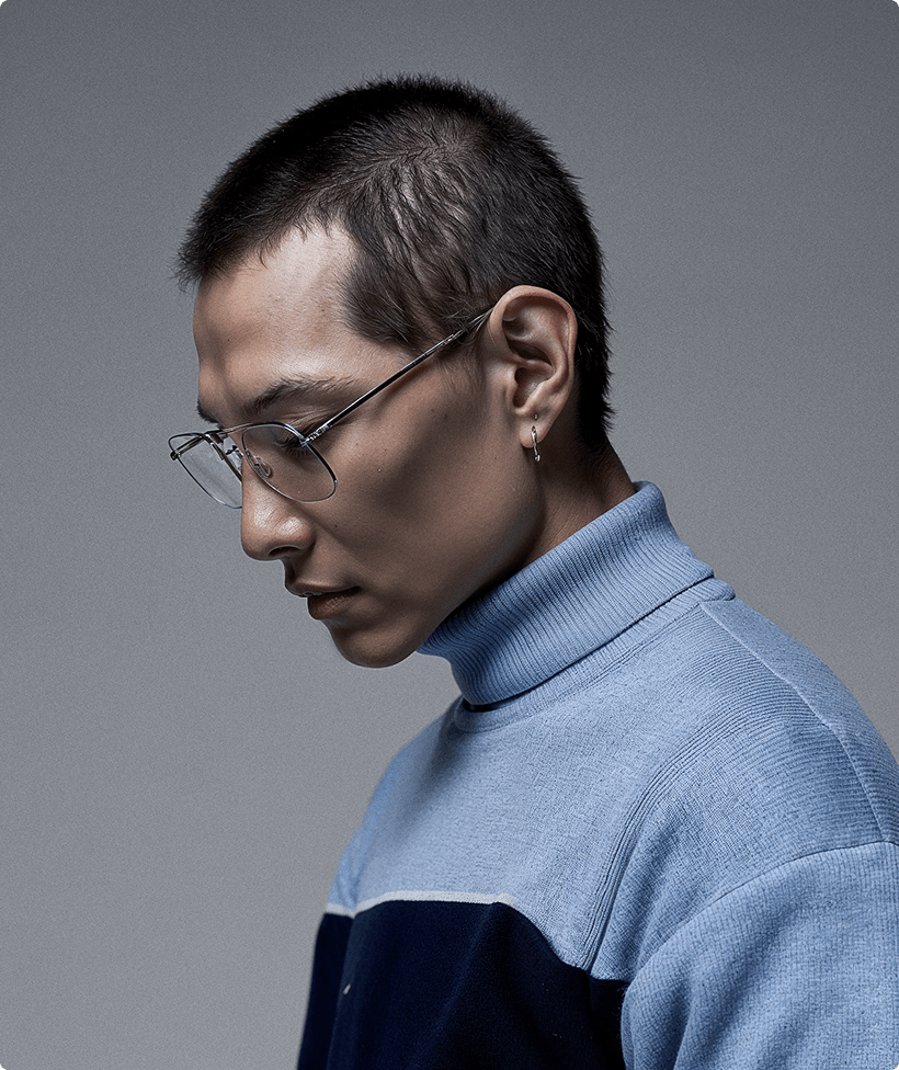 Pessoa desenvolvedora concentrada, usando óculos, com palavras relacionadas a programação e backend sobrepostas